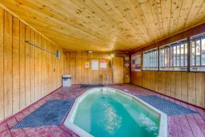 马姆莫斯湖Chamonix 85的木天花板的客房内的热水浴池