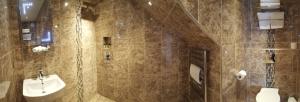 大耶德汉姆白鹿酒店的一间带水槽和卫生间的浴室