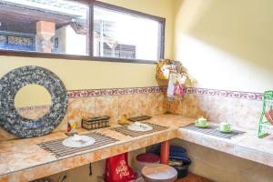 TampaksiringBALI BAMBOO JUNGLE HUTS AND HOSTEL的厨房设有两个柜台和窗户。