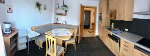 因斯布鲁克Ferienwohnung Schranz的小厨房配有桌椅