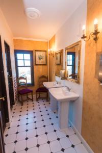 塔尔图Vikerkaare Villa的浴室设有2个水槽和镜子