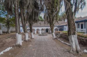 奥塔瓦洛Hostería Hacienda Pinsaqui的建筑物前的一排树木