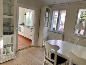 里伯Ribe Sønderport Bed & Kitchen的厨房配有桌椅和窗户。