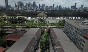 曼谷MIQ Asoke808 Villa - Asoke BTS - garden pool - 16 Pax的读到生活在湖泊和公园中间的标志