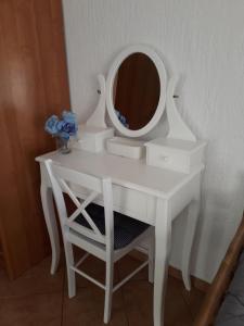 斯维蒂尤拉伊Delfin Apartments的白色梳妆台、镜子和椅子