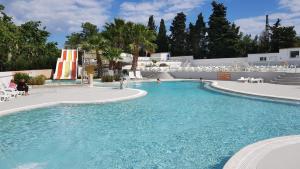 阿格德Mobile Home tout confort Séléna的一个带滑梯的度假村内的游泳池