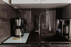 盖尔森基兴SK Apartments - Blue的台面上带搅拌机的厨房台面
