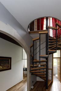 克宁Prenoćište Kastel的房屋客厅的螺旋楼梯