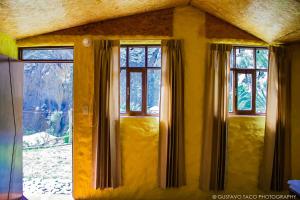 卡瓦纳科德Paraiso Las Palmeras Lodge的客房设有3扇窗户,享有山景。