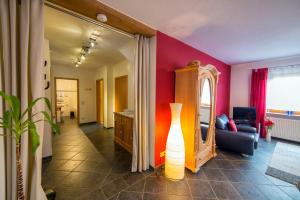 GleesFerienwohnung Maria Laach的客厅设有粉红色的墙壁和镜子