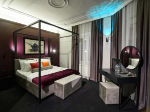 尼什嘉尼艺术洛夫特酒店的酒店客房,配有床和镜子