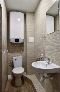 考纳斯Hostel Laurita的一间带卫生间和水槽的浴室
