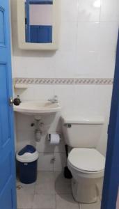 帕洛米诺Finca del Rio Palomino的浴室配有白色卫生间和盥洗盆。