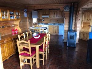 佩尼亚什达绍迪Chalé 6的厨房配有桌椅和炉灶。