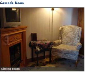 林肯市Breyhouse B&B的客厅配有椅子和电视