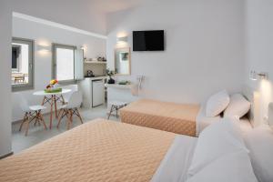 费拉Olive Tree Suites的酒店客房带两张床和厨房