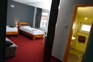 普雷绍夫A7大道7号旅馆的酒店客房设有两张床和窗户。