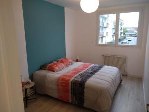 图尔Nouveau! Appartement 80m2 tout neuf avec 3 belles chambres的一间卧室设有一张床和一个窗口