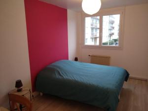 图尔Nouveau! Appartement 80m2 tout neuf avec 3 belles chambres的一间卧室设有蓝色的床和窗户。