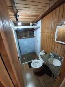 卡庞达卡诺阿Residencial Rei Thomas的一间带卫生间和水槽的小浴室