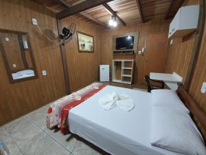 卡庞达卡诺阿Residencial Rei Thomas的一间卧室,配有一张床,床上有一个弓