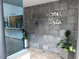 墨西哥城AUTO HOTEL LEGARIA的建筑一侧的酒店标志