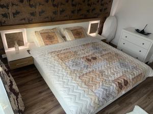 锡纳亚Vintage Home的一间卧室配有床,床上装有被子