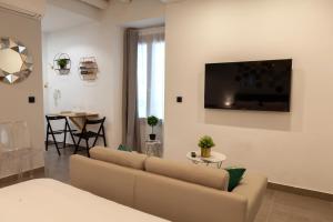 乌贝达VITORES BOUTIQUE APARTAMENTOS Rincón del Regidor的客厅配有沙发和墙上的电视