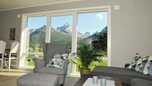IsfjordenRomsdalseggen Lodge的客厅设有山景大窗户