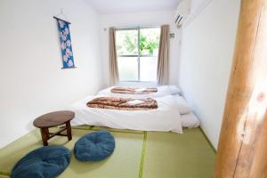 东京樱花酒店的一间卧室设有两张床和窗户。