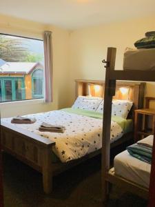 普纳凯基普纳凯基海滩旅舍的一间卧室设有两张双层床和一扇窗户。