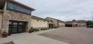 South Sioux CityCottonwood Inn and Conference Center的建筑物一侧有标志的商店