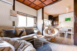 大阪Family house (private house)的客厅配有沙发和椅子