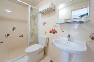 丰原区童之心乐园的一间带卫生间和水槽的浴室