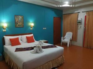 高兰海景度假酒店的一间卧室设有一张大床和蓝色的墙壁