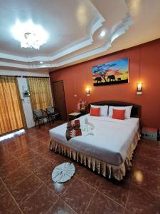 高兰海景度假酒店的一间卧室设有一张大床和红色的墙壁
