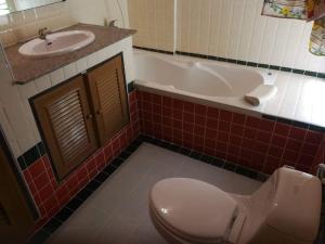 高兰海景度假酒店的浴室配有卫生间、盥洗盆和浴缸。