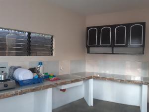 曼巴豪Veance Travellers Inn-Pabuas extension的一间厨房,在房间内配有台面