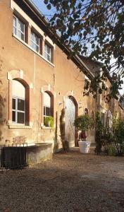 Fontaines-Saint-MartinMatin de Saône的一座带大门和庭院的建筑