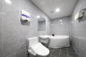 木浦市Eco Hotel的浴室配有白色卫生间和盥洗盆。