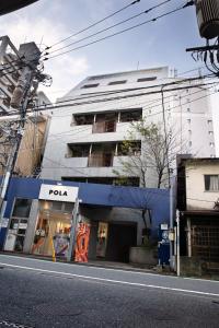 福冈Cocone house Ohoripark的城市街道上的一间豆腐店,有一座建筑