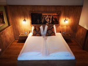 因斯布鲁克Stauders Zimmer und Ferienwohnungen的一间卧室配有带白色床单和枕头的床。