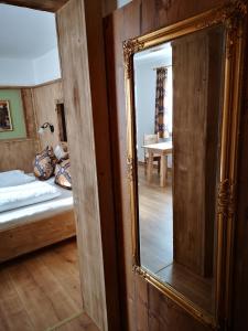 因斯布鲁克Stauders Zimmer und Ferienwohnungen的卧室和卧室的镜子