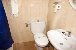 莫拉塔利亚拉普埃尔塔营地的浴室配有白色卫生间和盥洗盆。