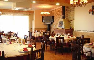 Peñausende拉贝切拉酒店的一间带桌椅的餐厅和一间用餐室