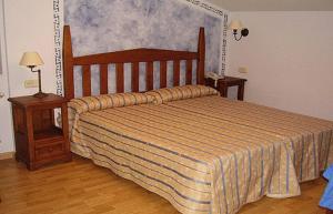 Peñausende拉贝切拉酒店的一间卧室设有一张大床和两个床头柜