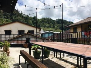 金马仑高原Wogoxette Upstairs, A Private Kampung Stay In Cameron Highlands的天井上的木桌和长凳