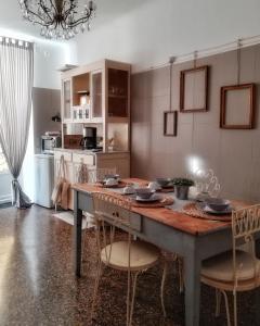 热那亚Casa Ramé的一间带桌椅的用餐室和一间厨房