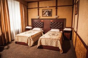 顿河畔罗斯托夫旧罗斯托夫酒店的一间酒店客房,房间内设有两张床
