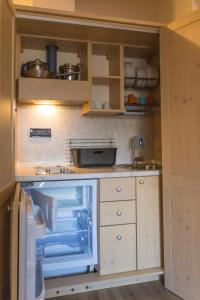 圣米凯莱亚拉迪杰阿菲塔卡米莉拉费拉塔旅馆的一间带水槽和冰箱的小厨房